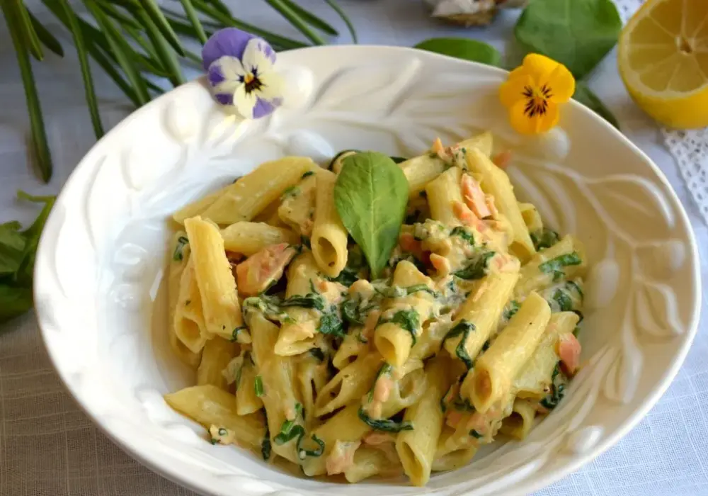 Penne ze szpinakiem w sosie śmietanowym - prosty przepis na smakowite danie