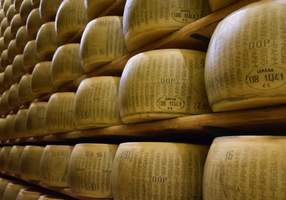 Parmigiano Reggiano: co to jest, jak rozpoznać i dlaczego warto?
