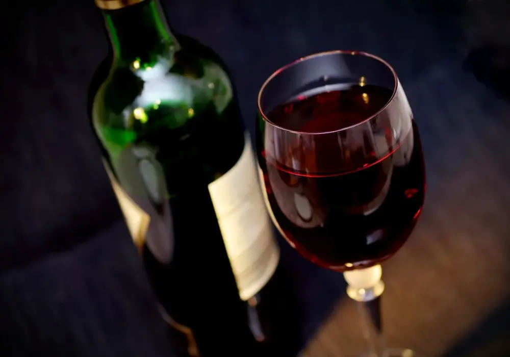Dlaczego wino pachnie octem lub zmywaczem? Przyczyny i ratunek