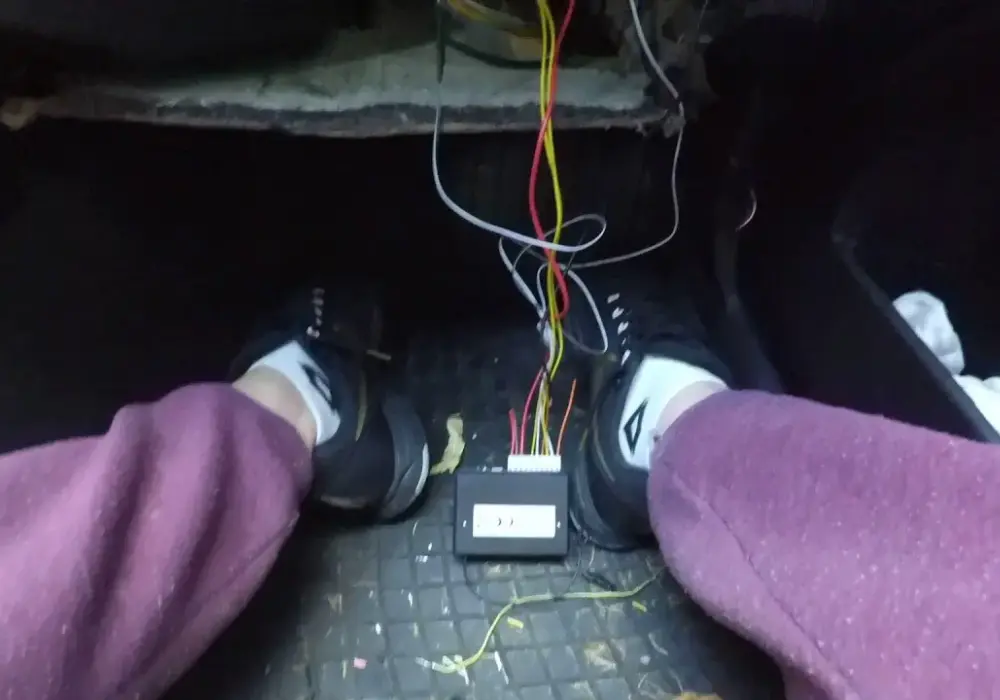 Gdzie jest sterownik centralnego zamka BMW E39? Znajdź go łatwo!