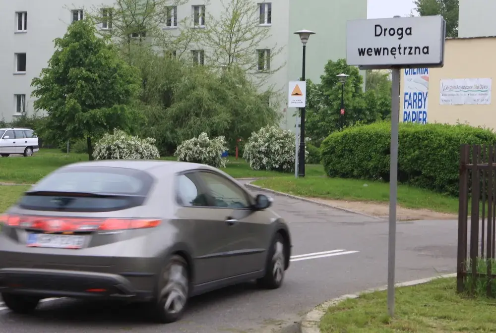 Droga wewnętrzna - zasady, znaki i parkowanie. Jak uniknąć błędów?