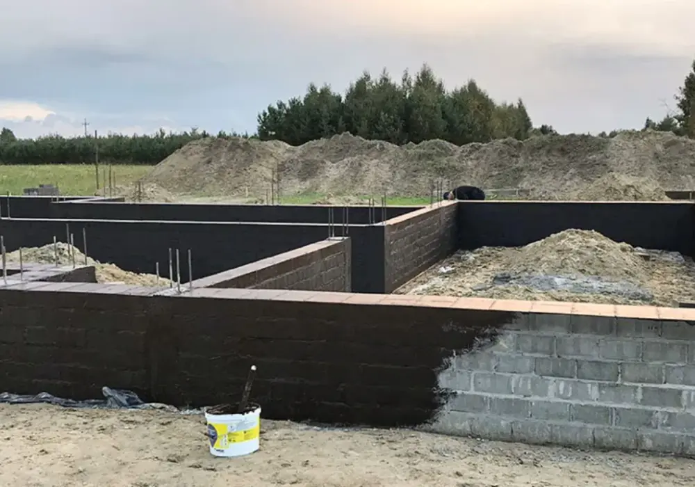 Czym pomalować fundament, aby skutecznie zabezpieczyć przed wilgocią?