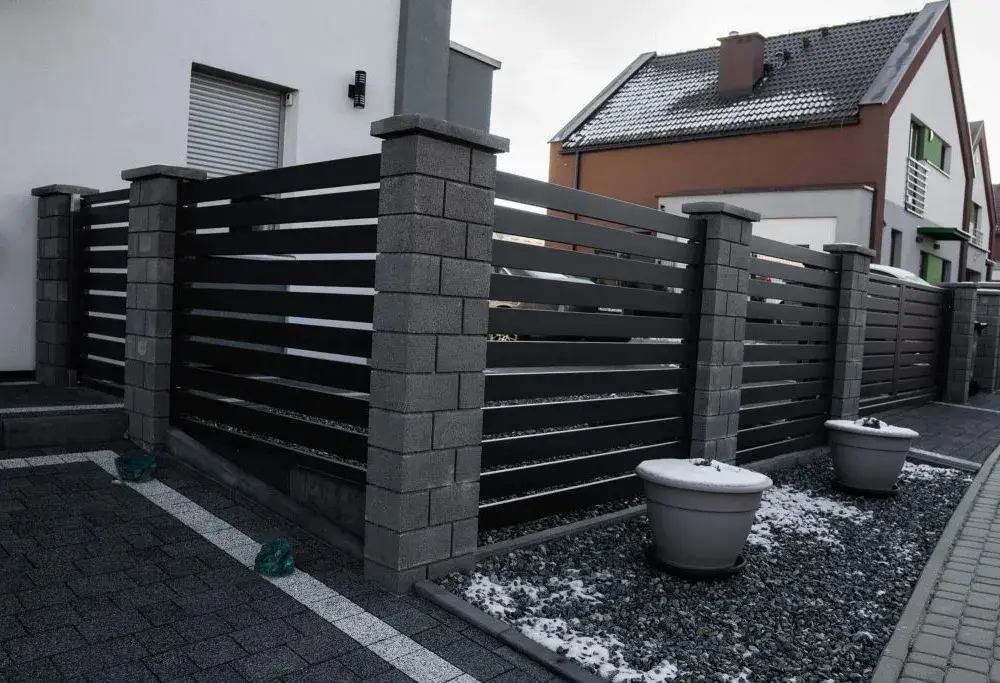 Jak wysokość ogrodzenia wpływa na prywatność i bezpieczeństwo?