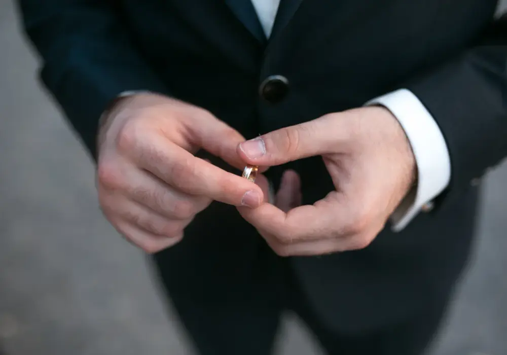 Na jakim palcu nosi się obrączkę? Odkryj polskie tradycje i znaczenie