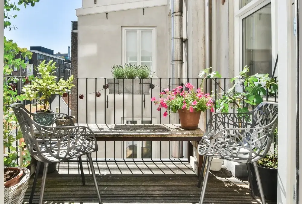 Jak zacienić balkon - skuteczne metody na przyjemny cień w upalne dni