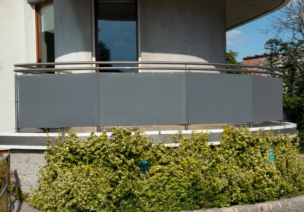 Jaka osłona na balkon zapewni prywatność i ochronę przed deszczem?