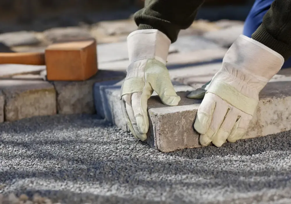Jak ułożyć kostkę brukową na starym betonie - poradnik krok po kroku