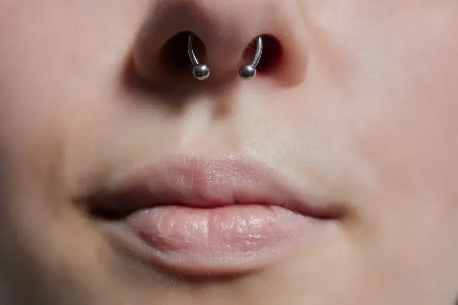 Septum jaki kolczyk na początek – wybierz najlepszy materiał i rozmiar