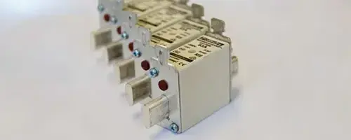Jaką rolę w domowej instalacji elektrycznej odgrywa bezpiecznik i jak uniknąć awarii?