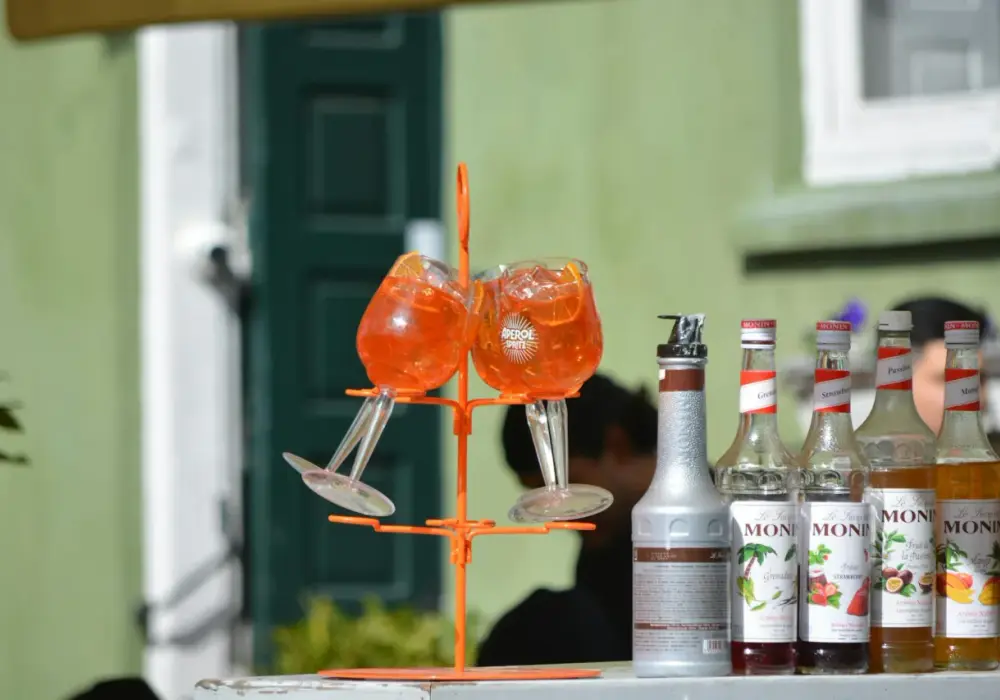 Aperol Spritz krok po kroku. Proporcje, lód i prosecco