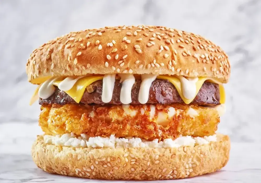 Domowy burger Drwala - przepis na chrupiący ser i soczysty kotlet