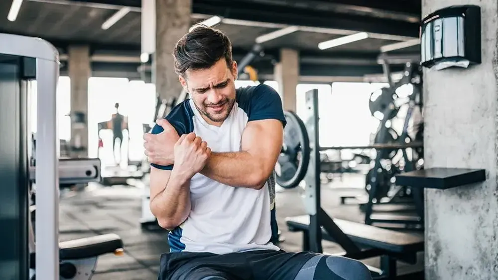 Crossfit czy siłownia – co wybrać, by uniknąć błędów w treningu?
