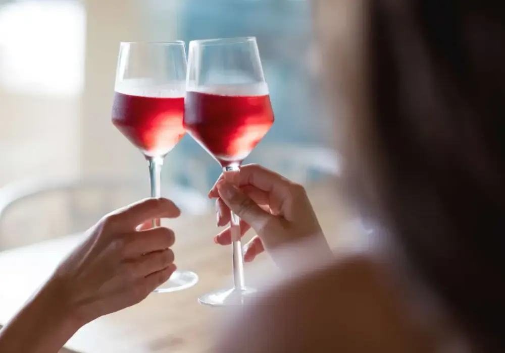 Dlaczego różowe wino to nie mieszanka? Odkryj sekrety produkcji