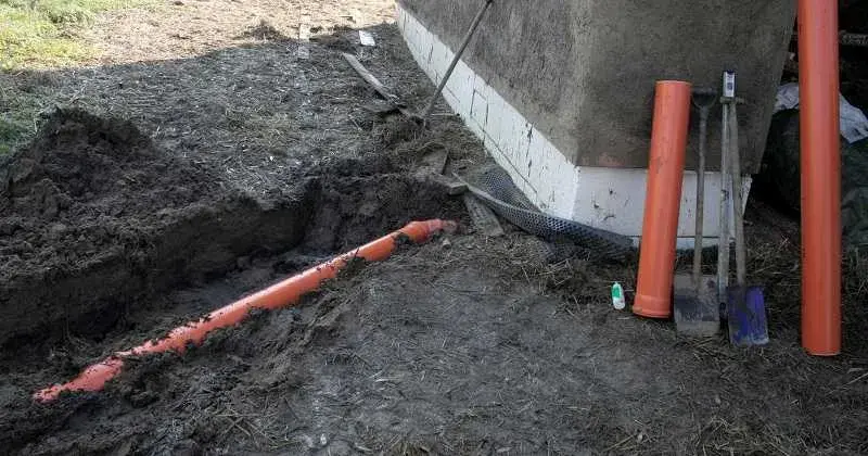 Jak zamontować rurę do szamba w ogrodzeniu: Prosty poradnik