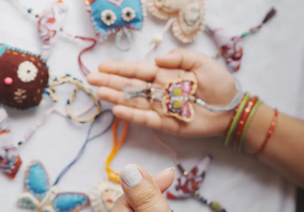 Jak wybrać żywicę UV do biżuterii handmade: praktyczny poradnik dla początkujących i zaawansowanych twórców