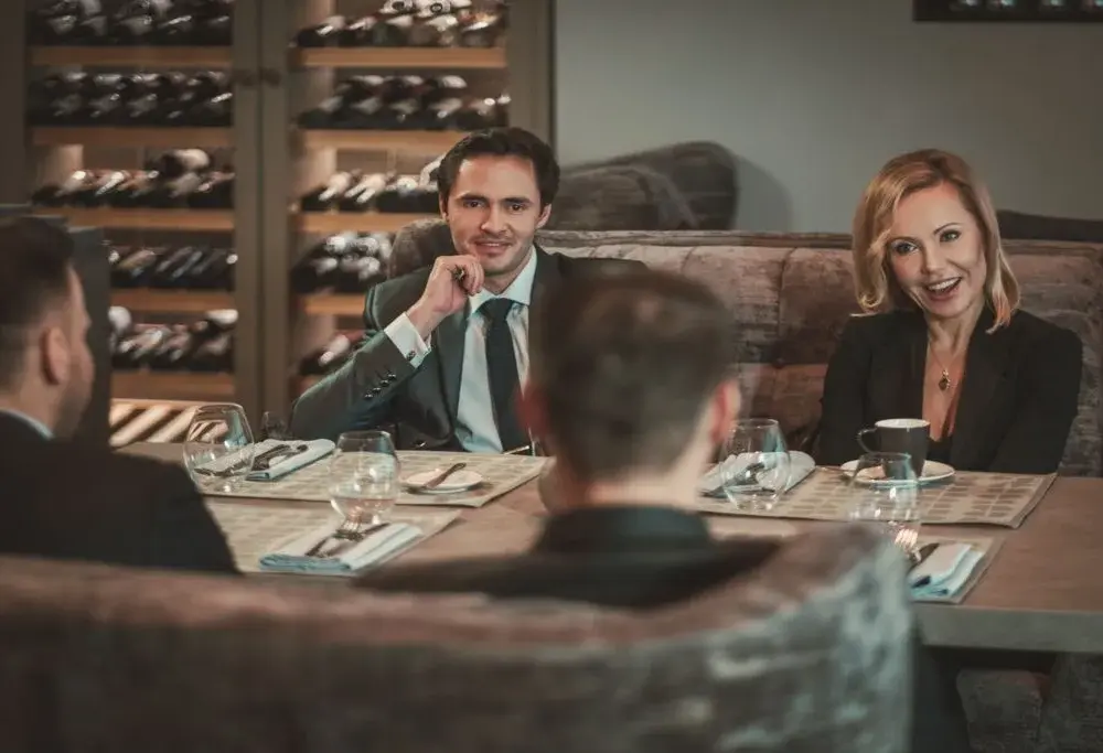 Jak się ubrać do restauracji na obiad, by uniknąć faux pas?