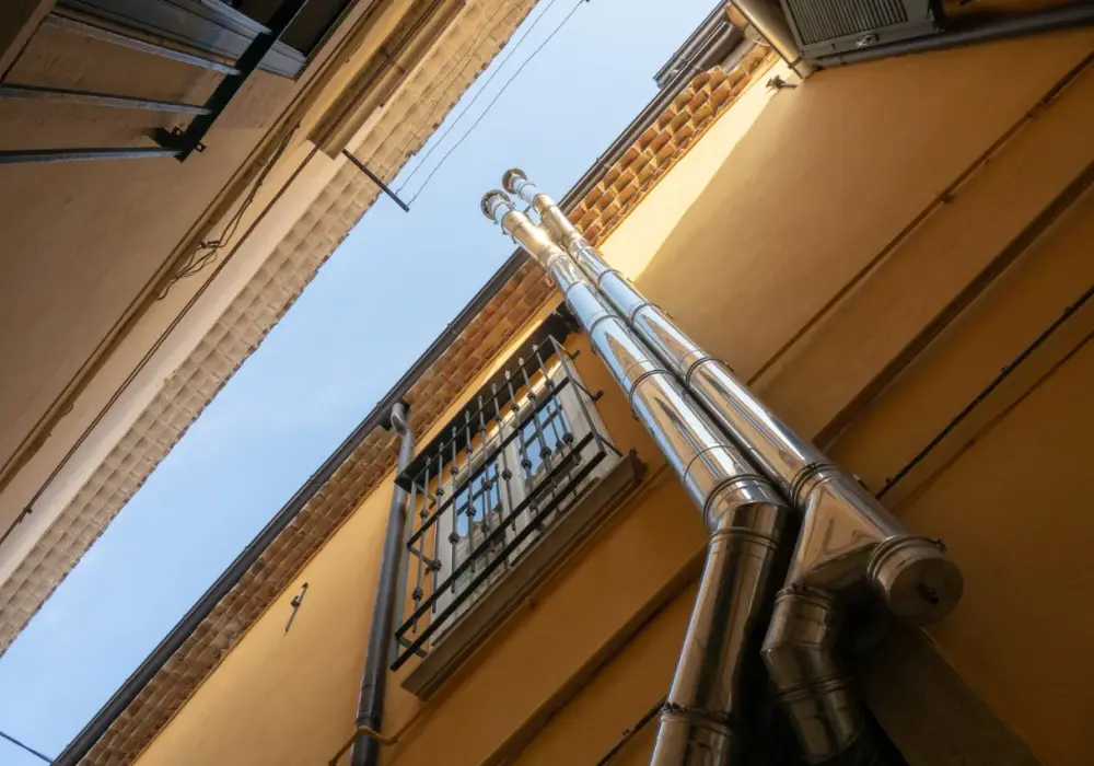 Komin stalowy do kominka: przewodnik, montaż i koszty