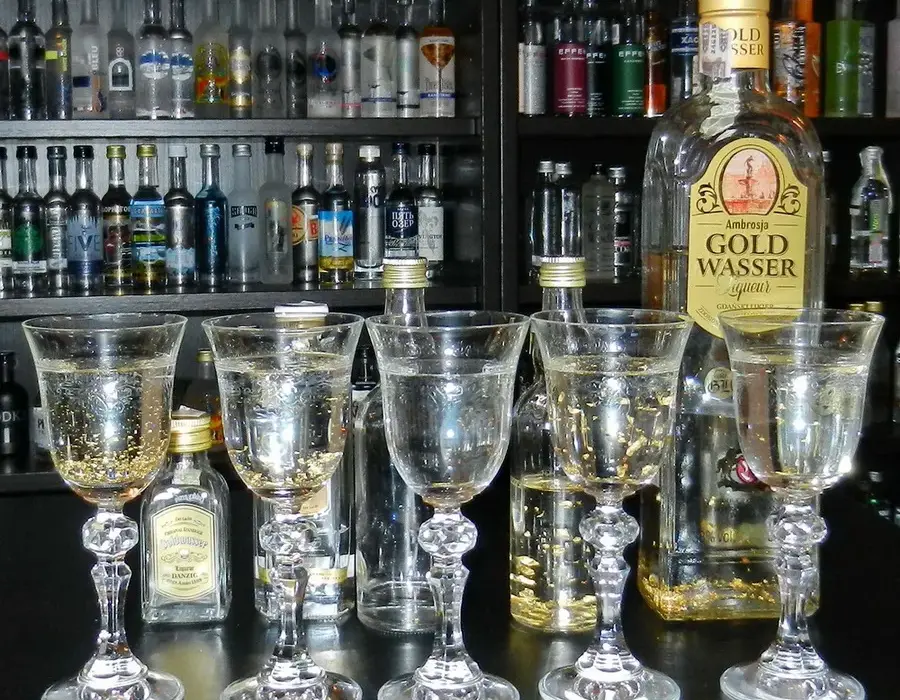 Goldwasser drink – odkryj wyjątkowy smak likieru z płatkami złota