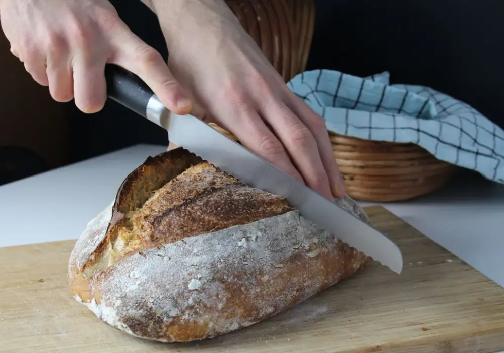 Chleb na zakwasie - przepis krok po kroku. Upiecz idealny bochenek!