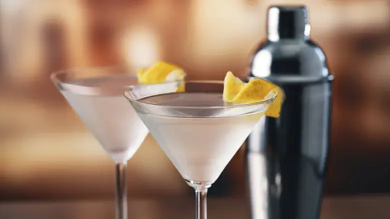 Przepis na martini dry drink: poznaj sekrety idealnego koktajlu