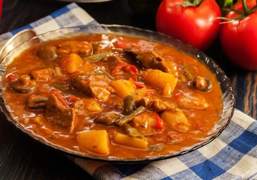 Zupa gulaszowa - przepis na sycący obiad w jednym garnku