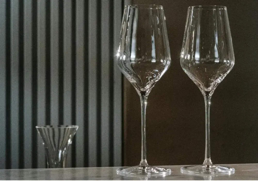 Chardonnay: Zły kieliszek niszczy smak? Jak wybrać idealny