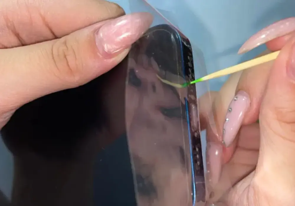 Cichy głośnik w telefonie? Szybkie domowe czyszczenie krok po kroku