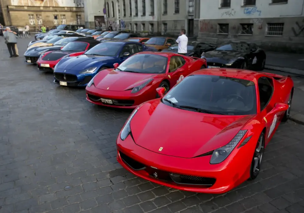 Kto ma ferrari w Polsce? Poznaj znanych właścicieli luksusowych aut
