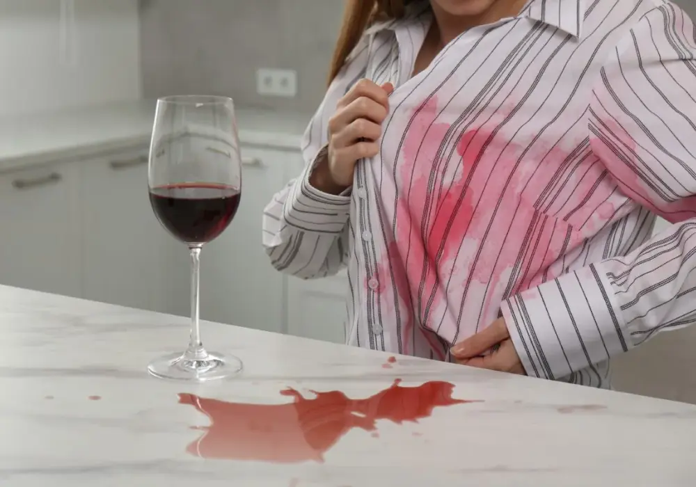 Jak usunąć plamy z czerwonego wina? Szybkie i skuteczne metody