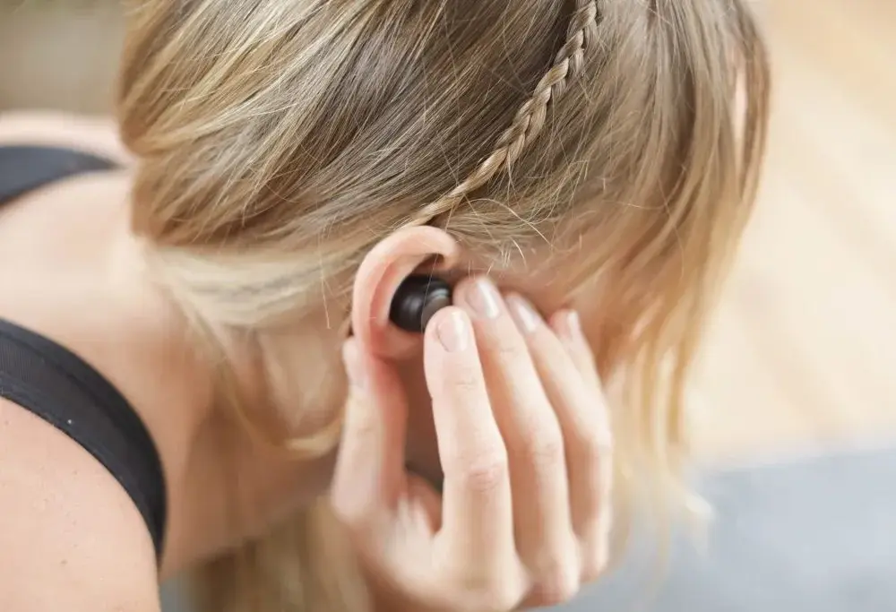 Jak założyć słuchawkę Bluetooth na ucho, by uniknąć dyskomfortu?