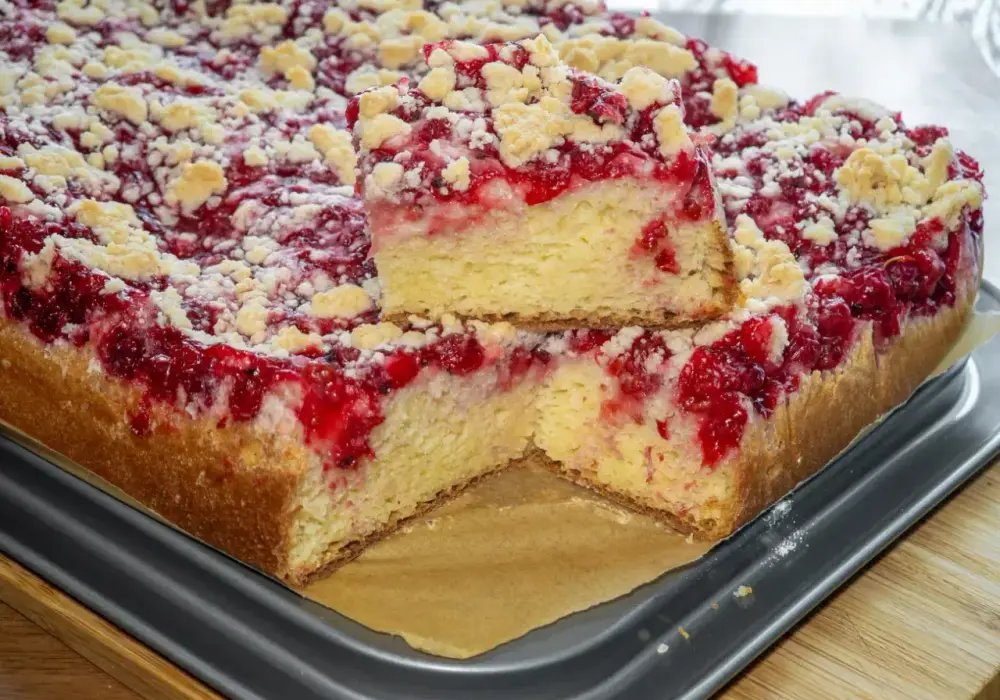 Ciasto drożdżowe na dużą blachę - prosty przepis krok po kroku