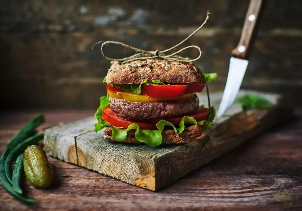 Najlepsza wołowina na burgera – jak wybrać mięso na idealne burgery