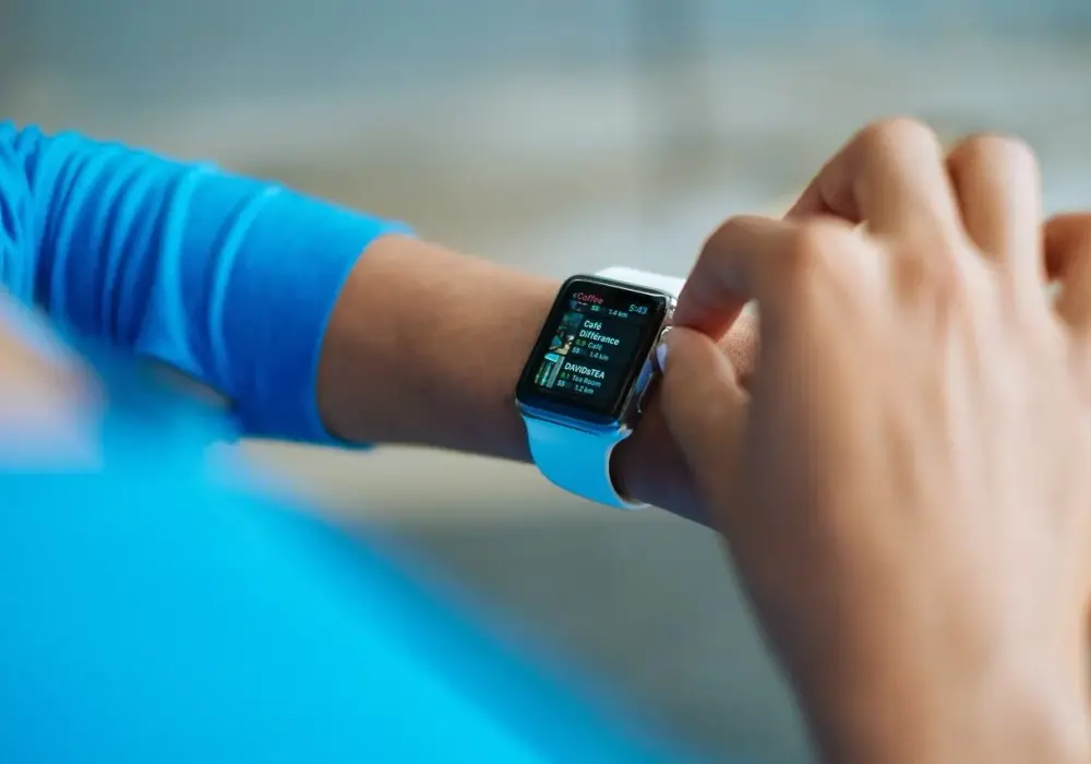 Smartwatch czy opaska sportowa? Sprawdź, co wybrać!