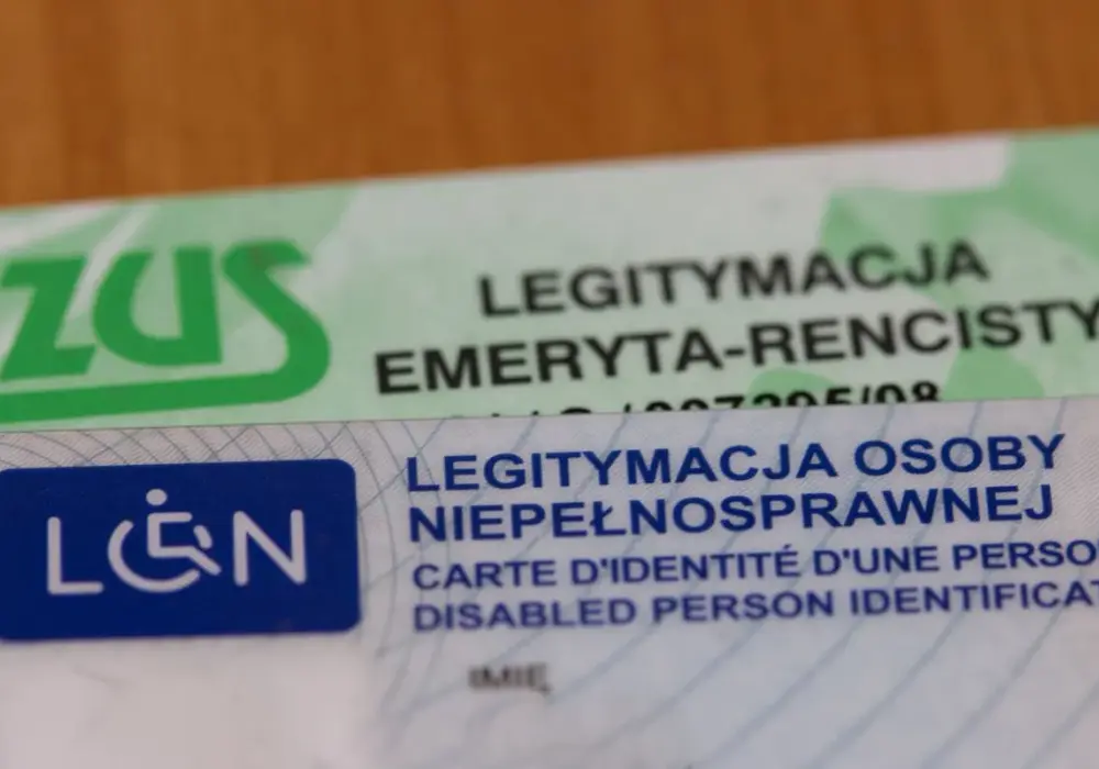 Zasiłek pielęgnacyjny - 215 zł bez ZUS? Jak złożyć wniosek