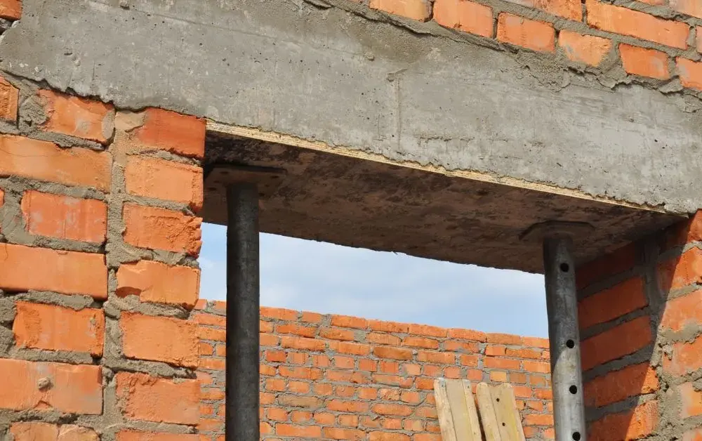 Gotowe nadproża nad drzwi wewnętrzne: wybór i montaż krok po kroku