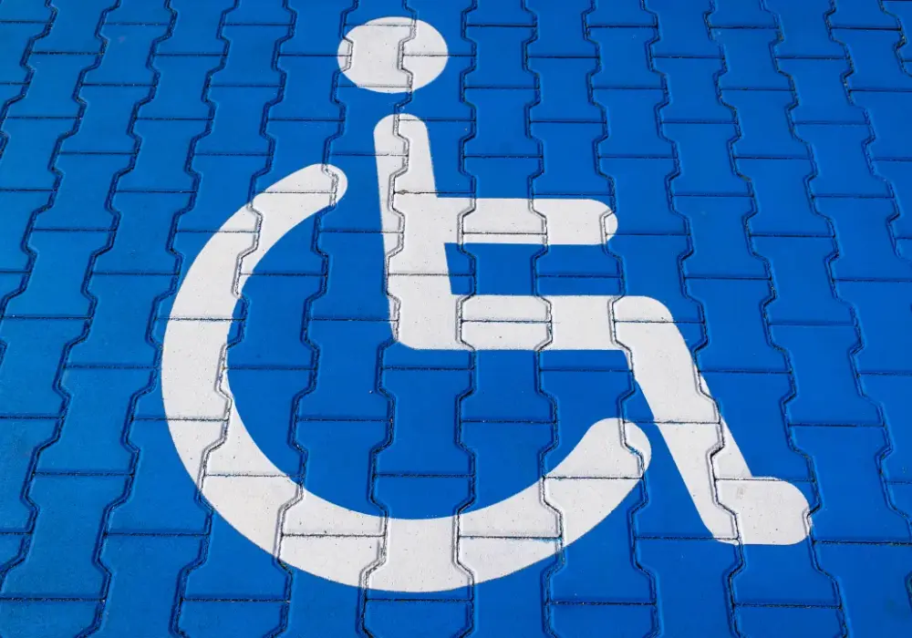 Czy opiekun osoby niepełnosprawnej może korzystać z karty parkingowej? Sprawdź zasady.