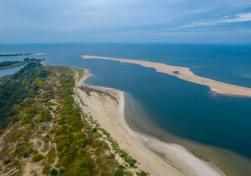 Plaża w Chałupach - Bałtyk czy Zatoka? Wybierz idealny wypoczynek.