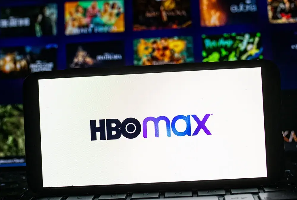 Ile ekranów może używać HBO? Odkryj limity i różnice w usługach