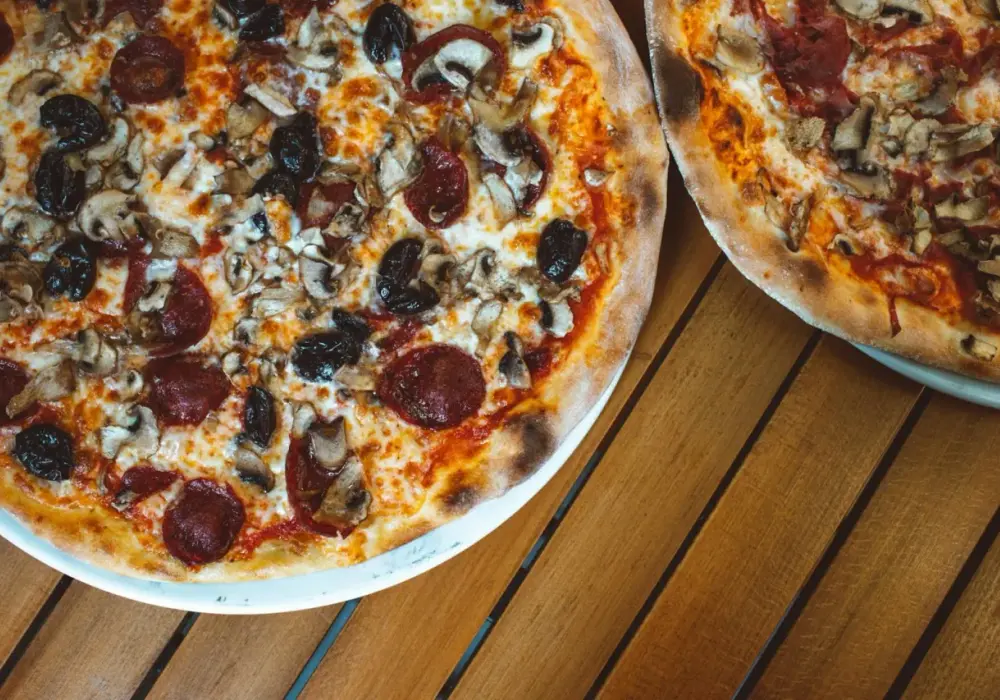 Najlepsze dodatki do pizzy: Klasyka i inspiracje dla Ciebie