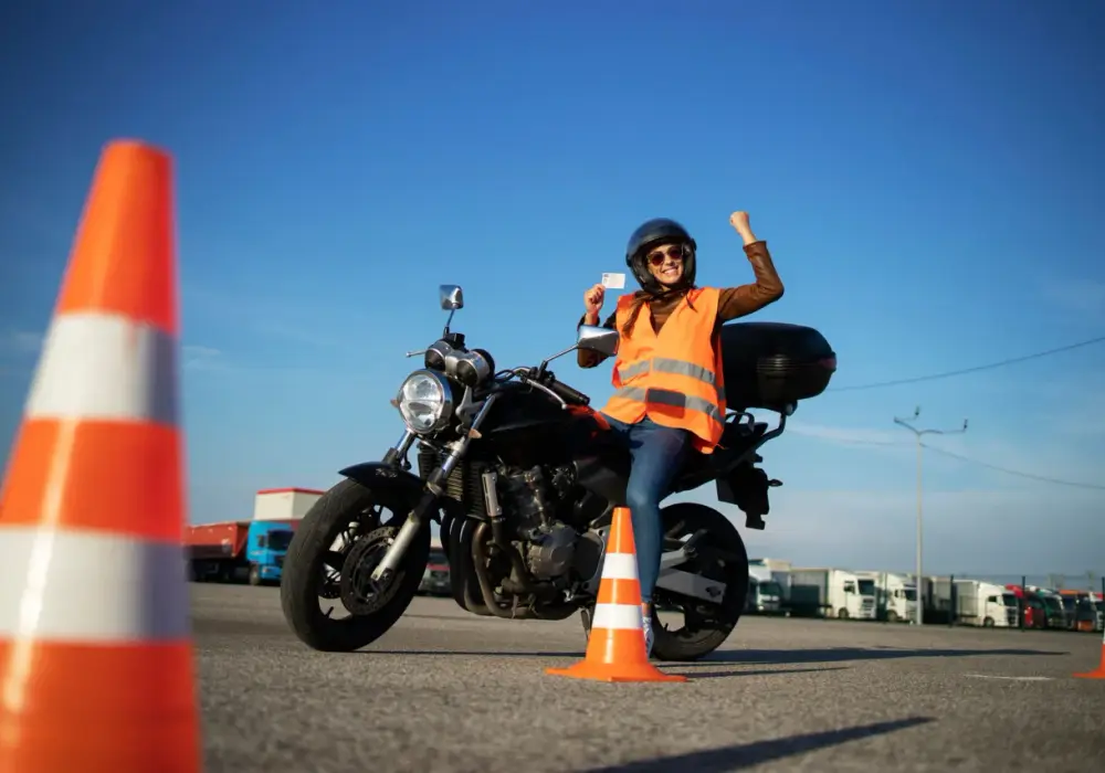 Prawo jazdy na motocykl krok po kroku. Dowiedz się, jak wybrać kategorię, uzyskać PKK i zdać egzamin bez zbędnych kosztów. Sprawdź nasz praktyczny poradnik!