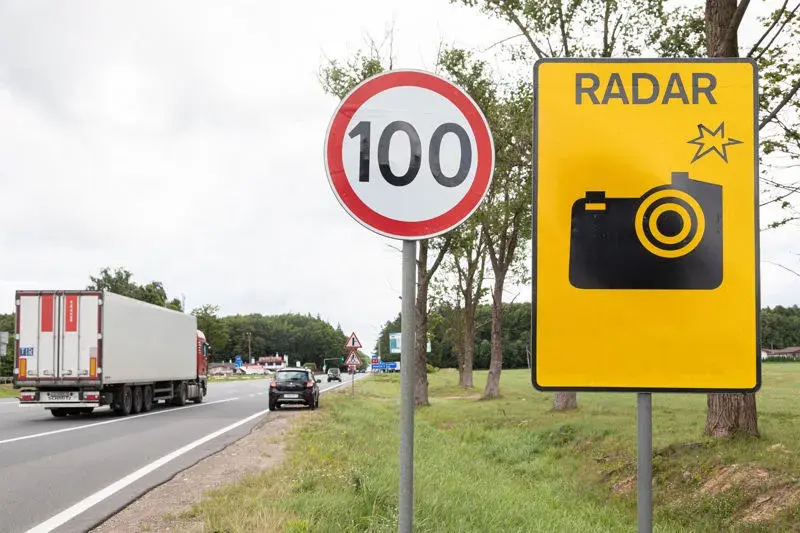 Ile można jechać ciężarówką poza terenem zabudowanym? Sprawdź limity!