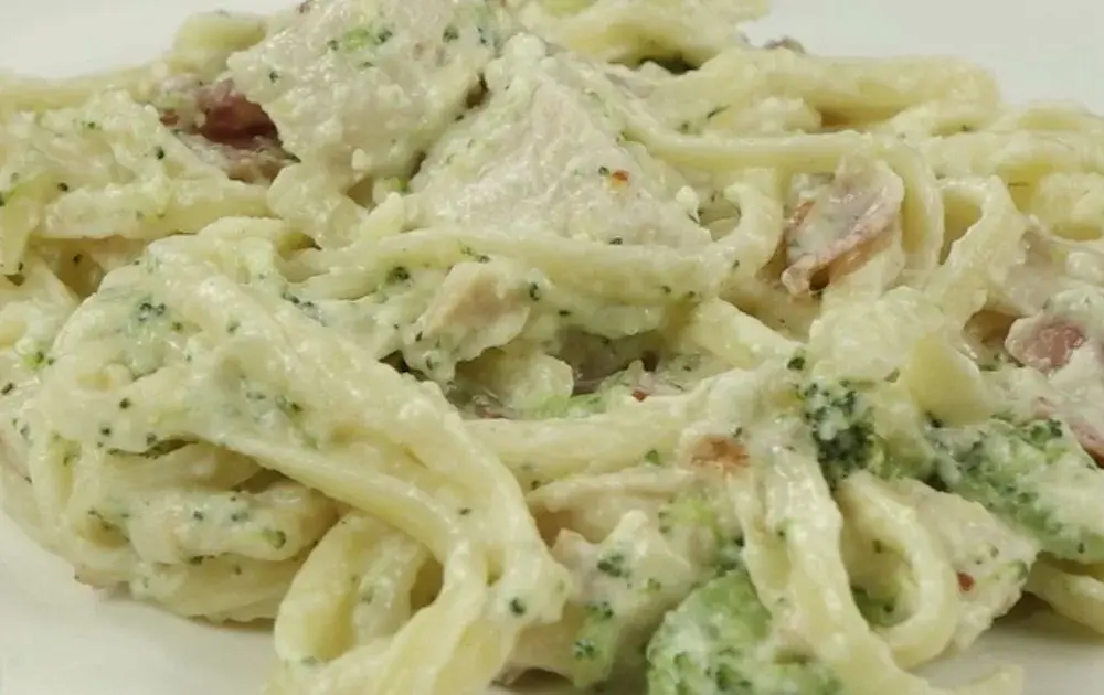 Makaron z brokułami, boczkiem, sosem śmietanowym i parmezanem