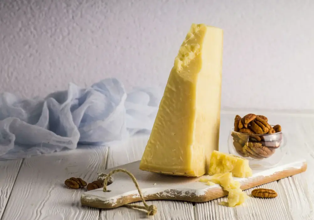 Czy grana padano to parmezan? Odkryj kluczowe różnice między serami