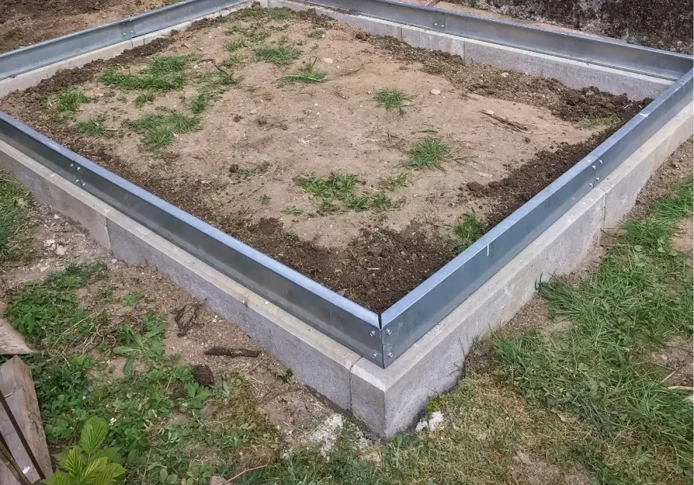 Jak zbudować trwały fundament pod szklarnię? Rodzaje materiałów i wskazówki krok po kroku