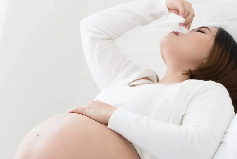 Inhalacje z soli fizjologicznej w ciąży - kiedy i jak je stosować?