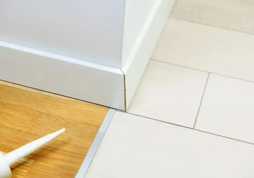 Łączenie płytek z laminatem - profil, korek czy elastyczna spoina?