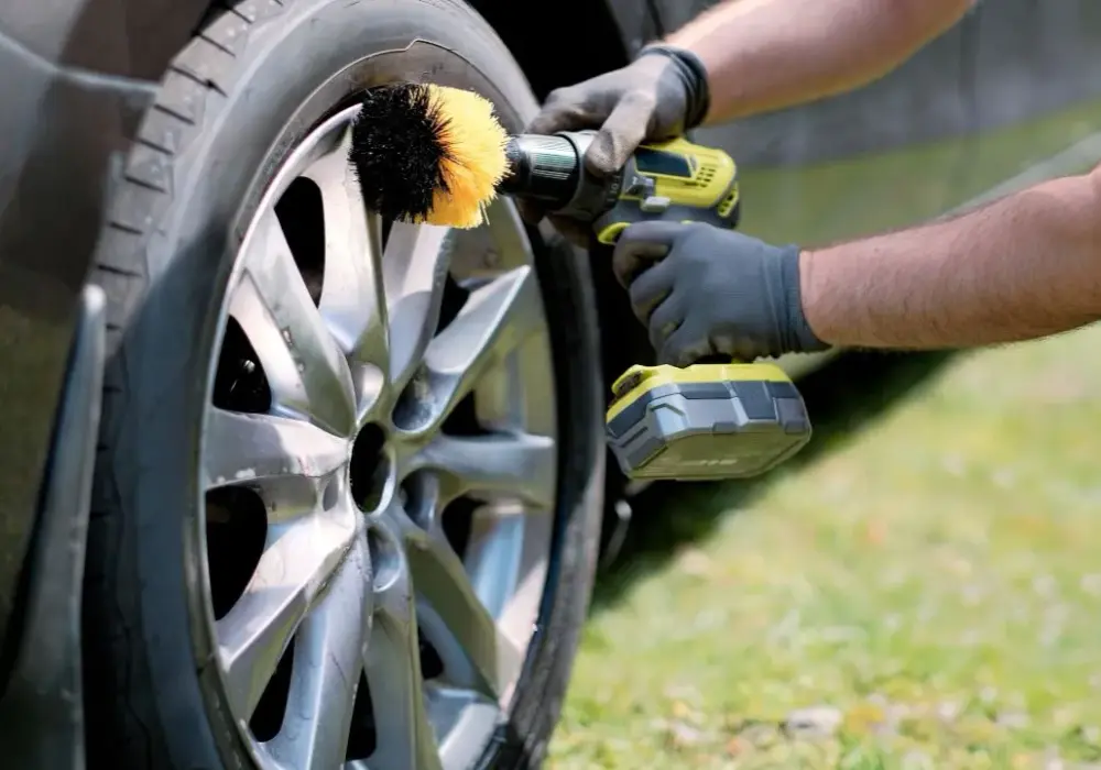 Skuteczne sposoby na usuwanie rys z felg aluminiowych: 5 metod DIY