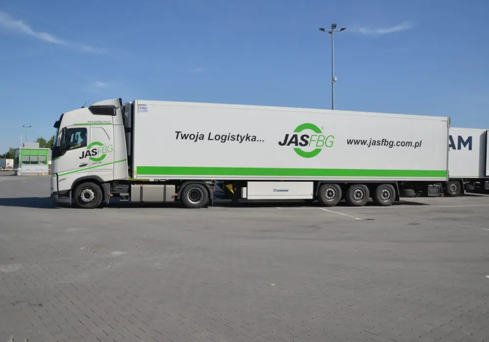 Ile długości ma naczepa tira? Kluczowe wymiary i przepisy transportowe