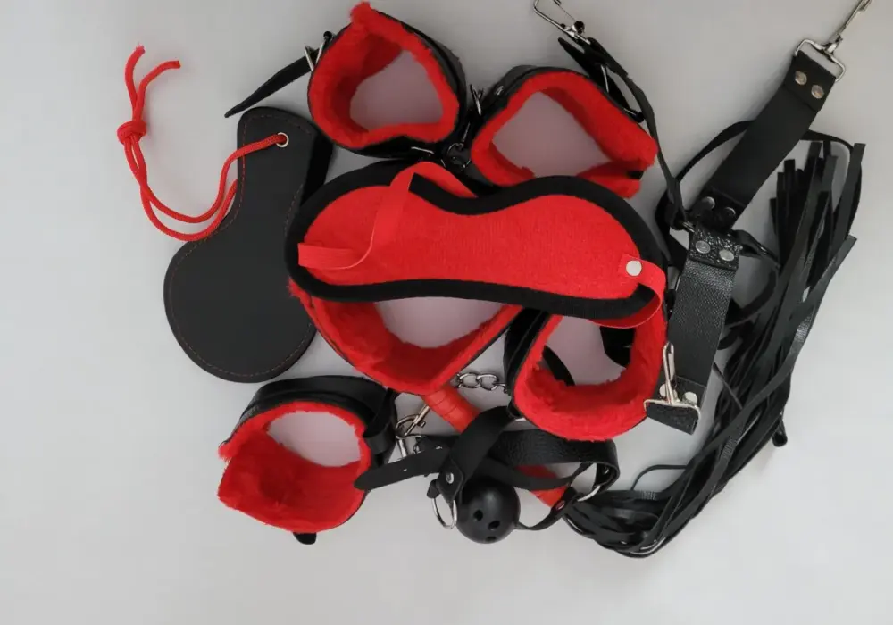 Zestaw BDSM: Przewodnik po bezpieczeństwie i wyborze akcesoriów
