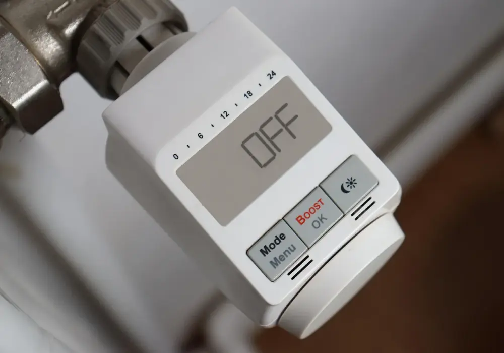 Jak zamontować głowicę termostatyczną? Prosty poradnik krok po kroku